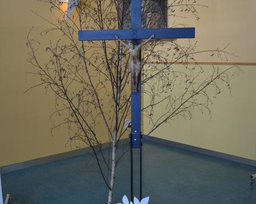 Et le crucifix est là pour nous rappeler que le Christ est notre arbre de vie...