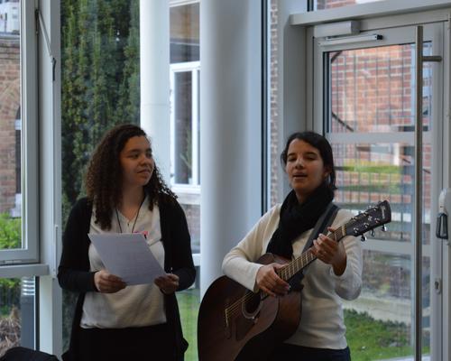 Deux des cinq jeunes brésiliennes de la communauté "Palabra viva" lancent le Bénédicité...
