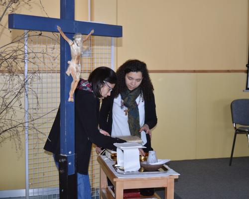 Ariane et Elma, de la communauté "Palabra viva", préparent pour la messe...