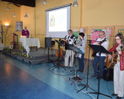 La messe commence par le chant d'entrée...
