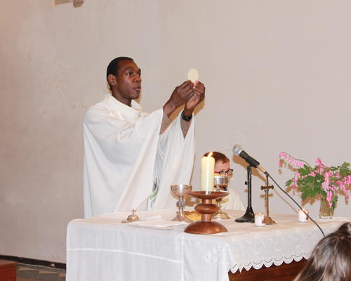 Evariste baptAome 2019 consecration hostie