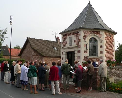 devant la chapelle Notre Dame des Enfants