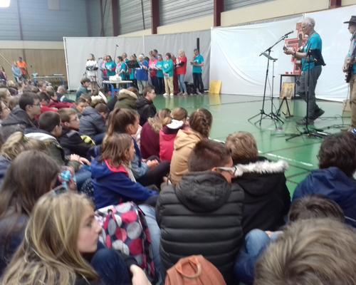 avec leurs chants, leur musique .....