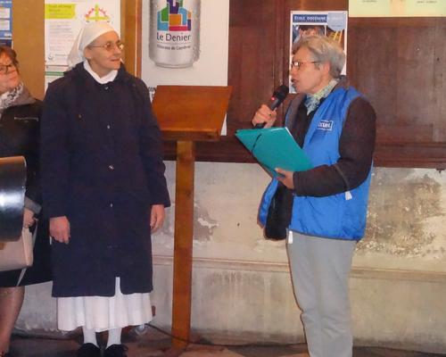 Monique présente les fonts baptismaux
