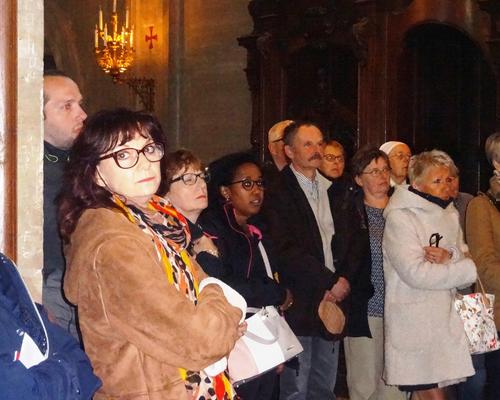 En admiration devant les trésors des fonts baptismaux détaillés par Monique