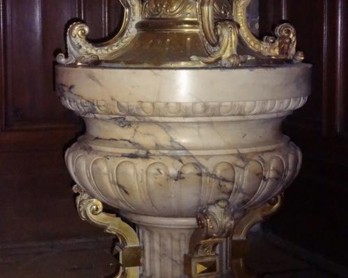 le baptistère (marbre et bronze)
