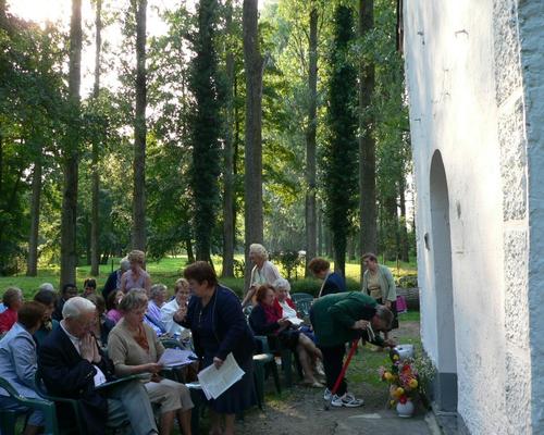devant la chapelle