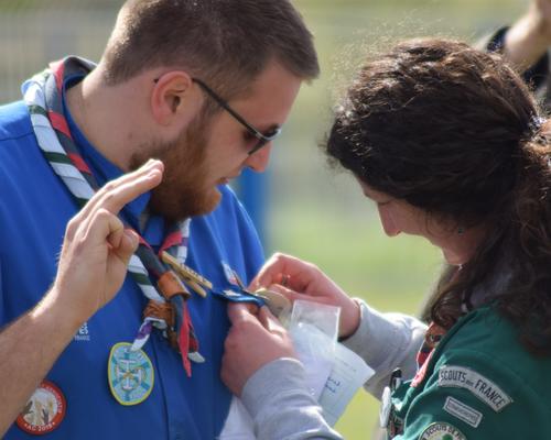 Insigne d'engagement accroché par Manon