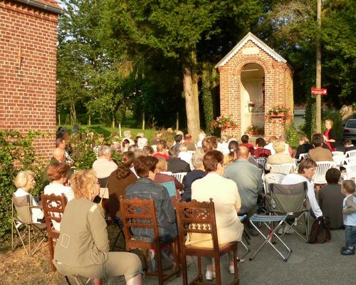 devant la chapelle