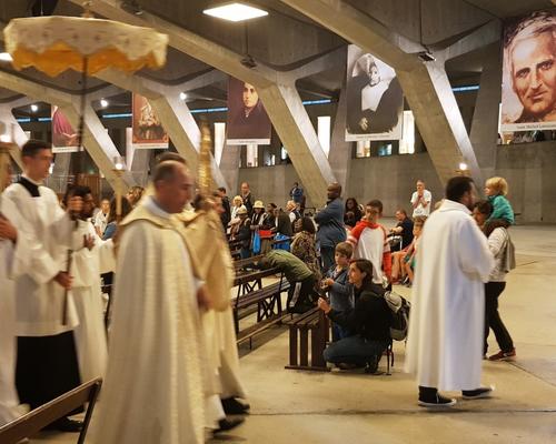 Procession-sacrement-lourdes-19.08.2019