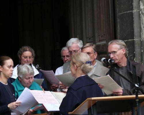 des intermèdes musicaux et priants