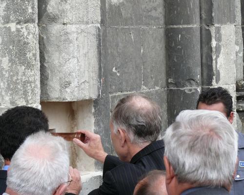 Monsieur le Maire gliss le parchemin