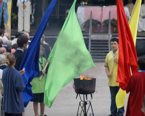 Les drapeaux s'agitent pour montrer la joie !