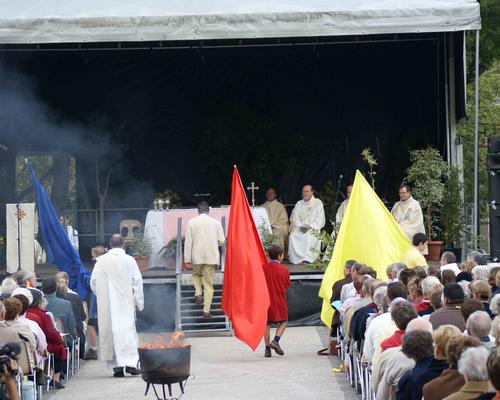 Les drapeaux s'approchent de l'Autel ...