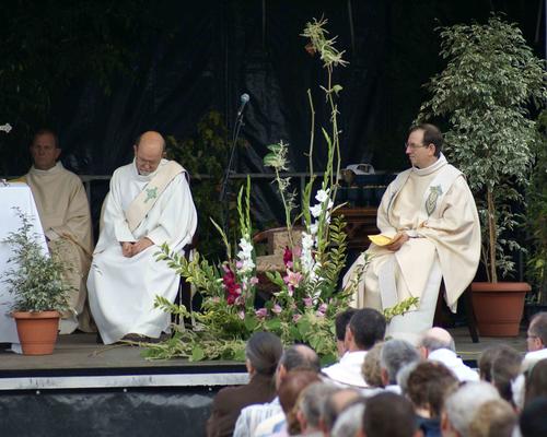 Le vicaire (Xavier), Le diacre (Marcel, en rpières !?), et le recteur (Bruno)