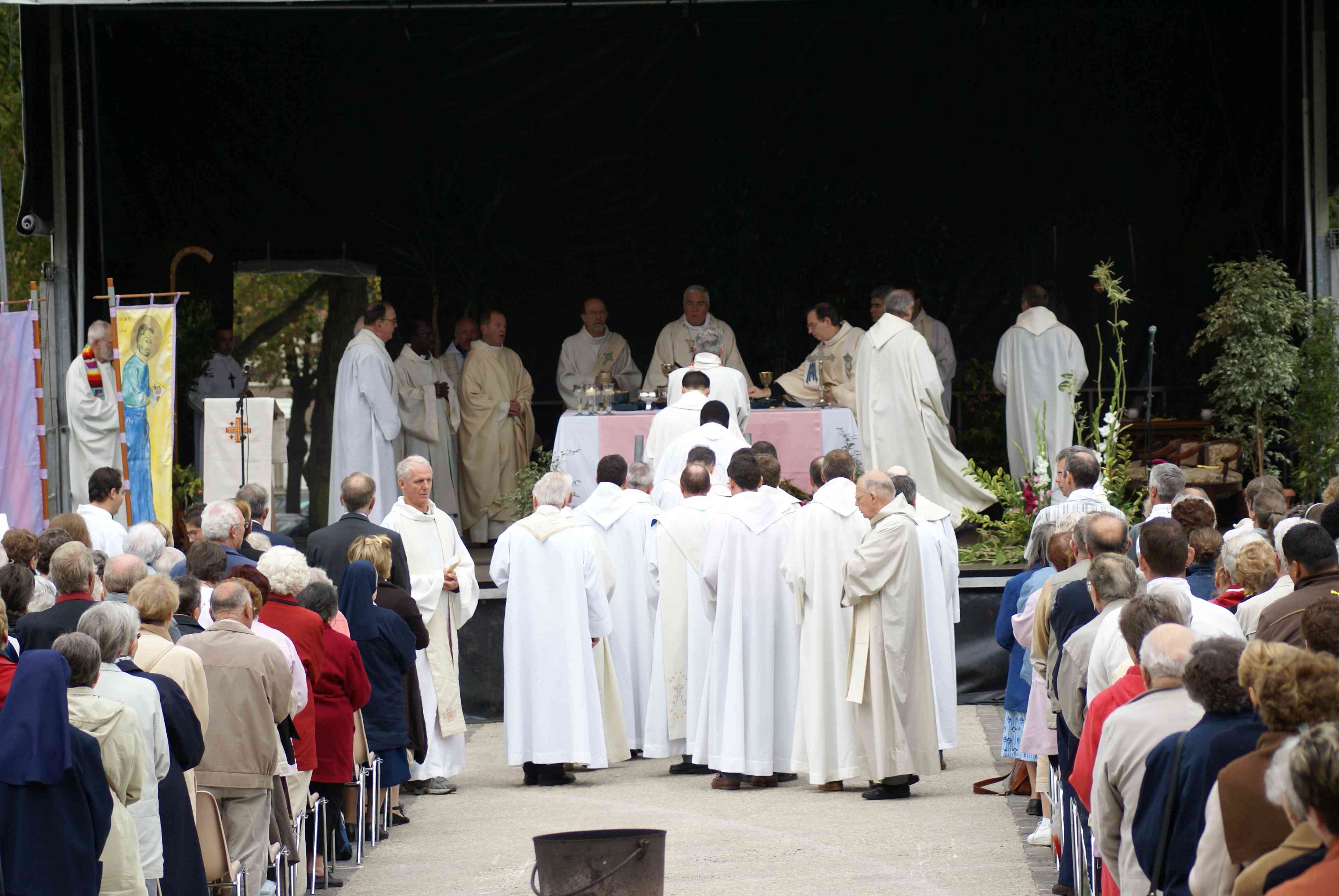 Les prêtres montent à l'autel