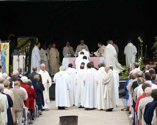 Les prêtres montent à l'autel