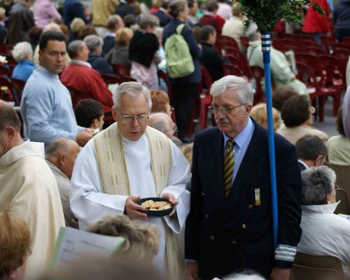 Un Royer (Michel) au service  du Curé de la Paroisse St Jean Baptiste de l'Escaut (Bernard)