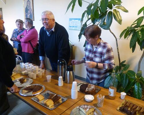 Jacques (aumônier du SC) et Dominique (référente bénévole) proposent le gâteau fraternel. 