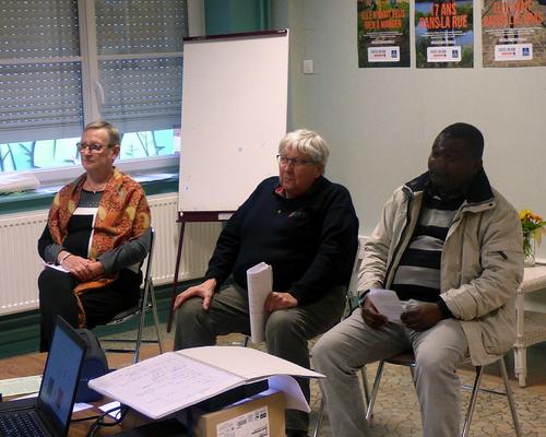 Ces 3 bénévoles du Secours Catholique sont prêts à répondre aux questions de l'auditoire. 
