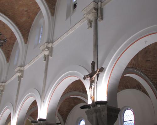 5- Le crucifix mis en lumiere