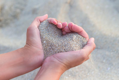 Mains grain de sable coeur