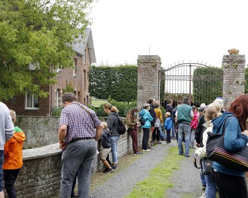 Devant l'entrée de la ferme historique de Forest