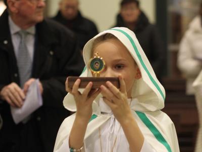 Reliques de Ste Aldegonde portees par une jeune fi