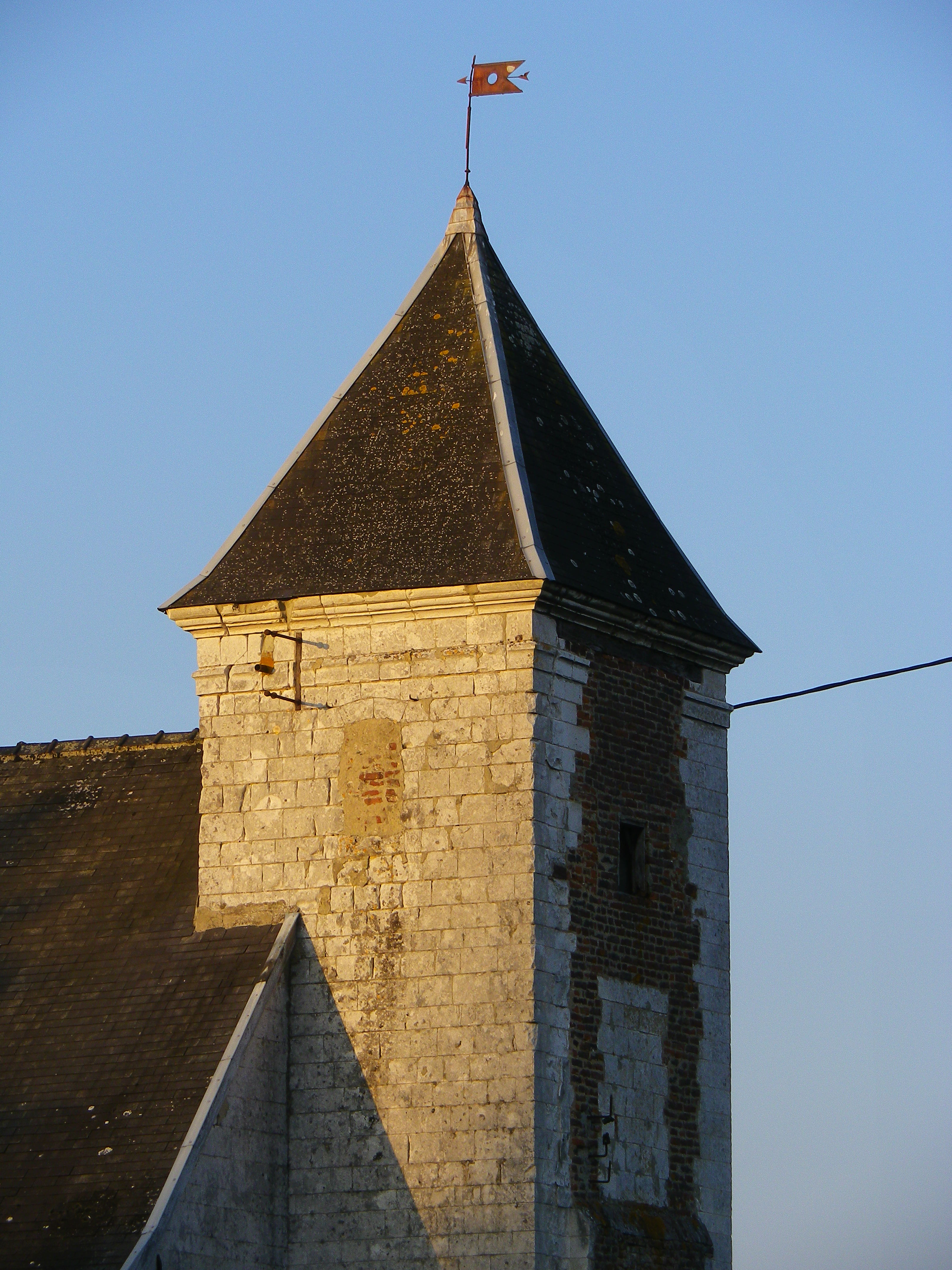 Une tour carrée située derrière la chapelle. Peut-être était-ce un pigeonnier?