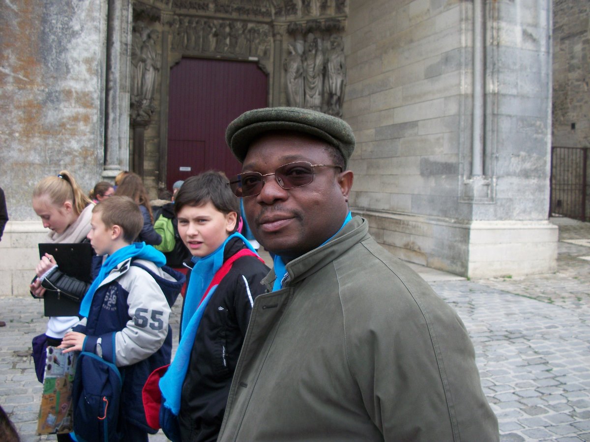 9. Abbé Ignace devant la cathédrale