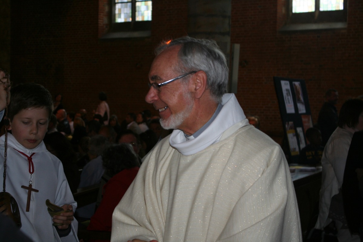 L'abbé Merville avant la messe.