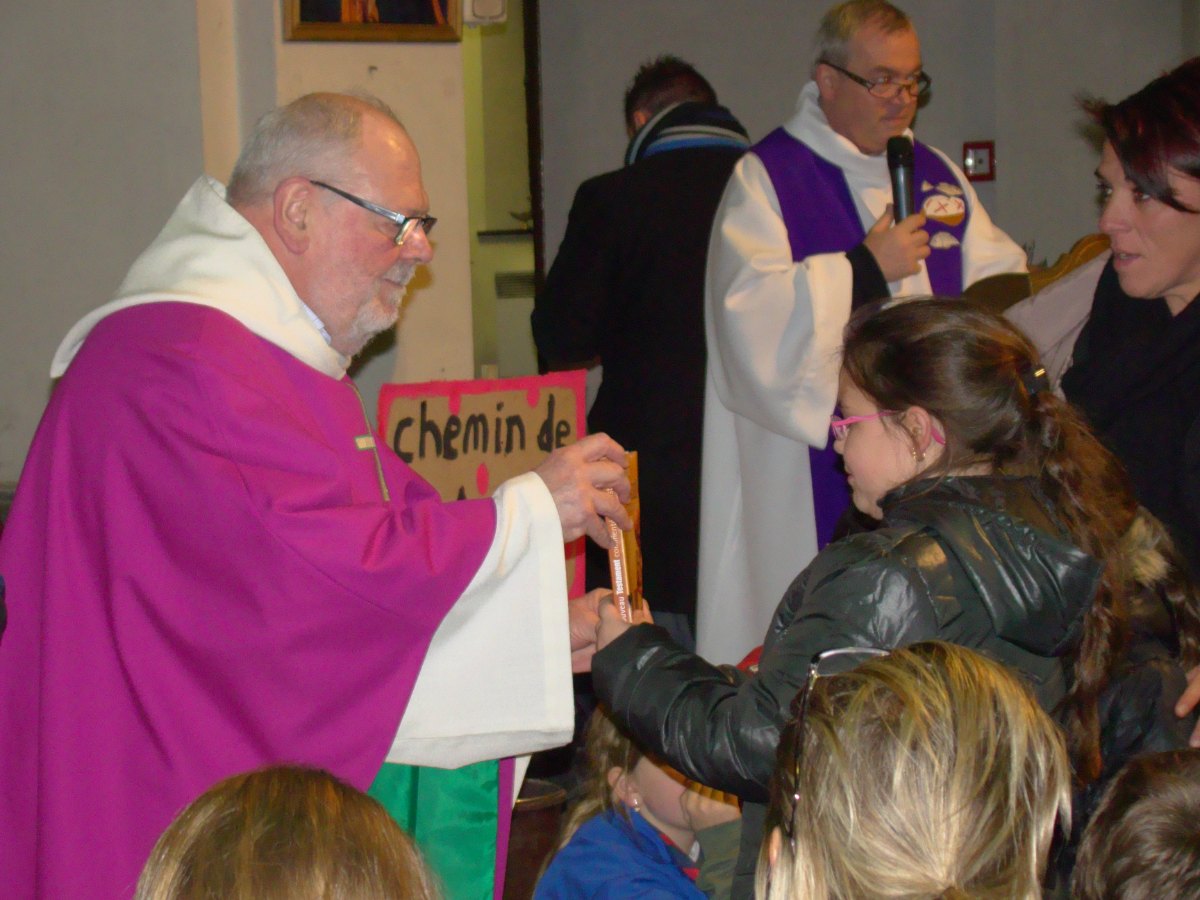L'abbé Pierre remet l'évangile à un enfant