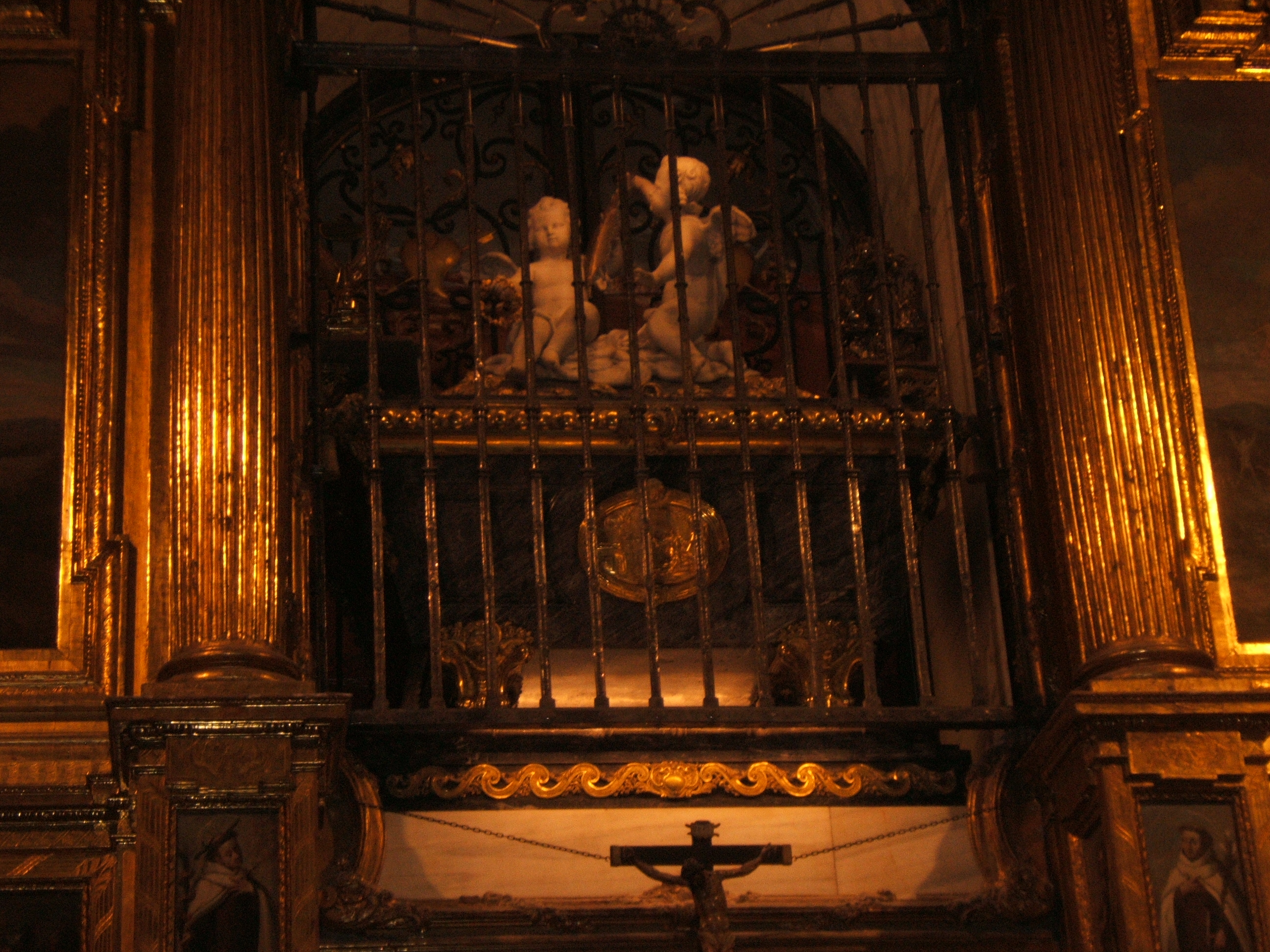 Le sarcophage de Ste-Thérèse d'Avila, dans le retable de l'église Ste-Thérèse à Alba
