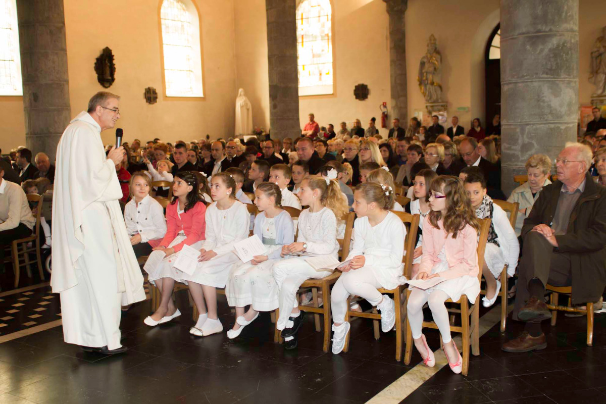 l assemblee et les communiants 1 avec l abbe a Bav
