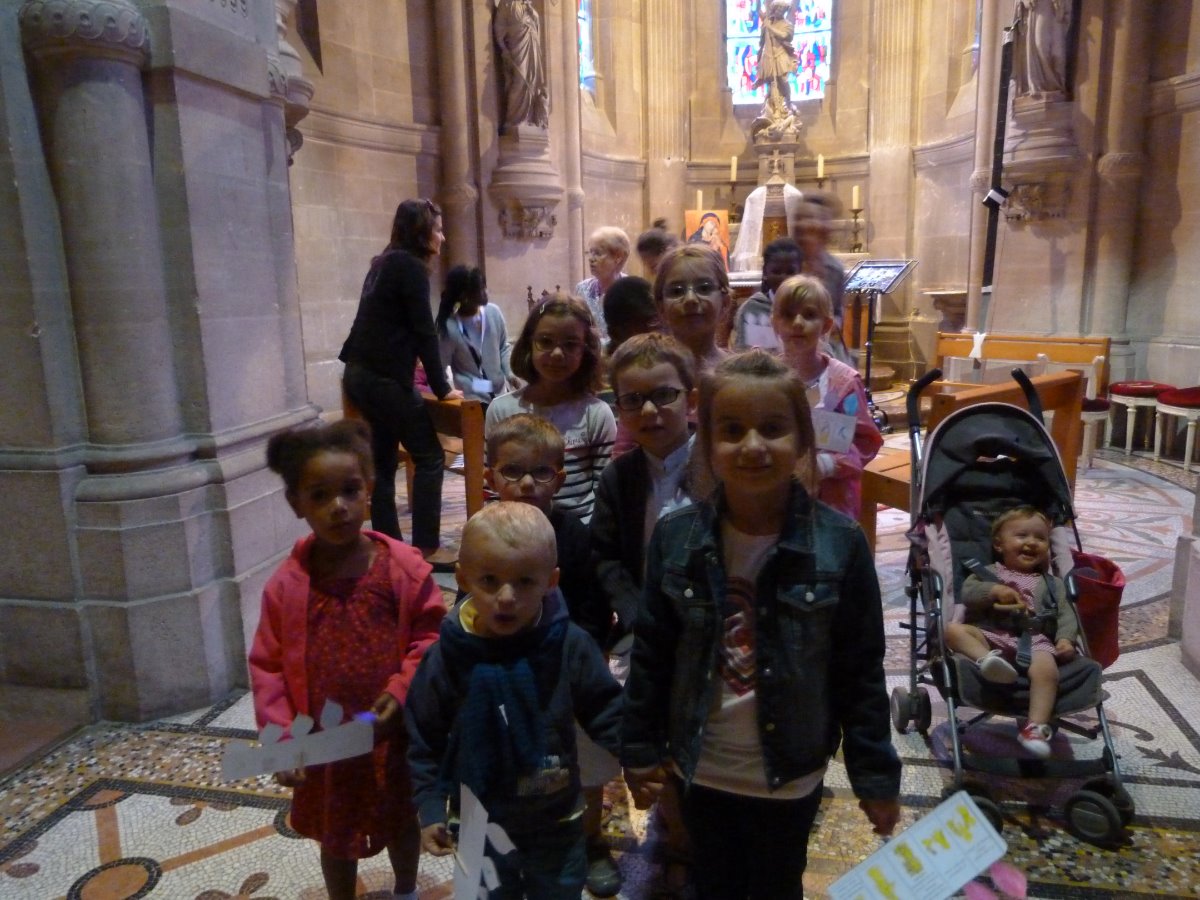 Pendant la 1ère partie de la célébration, catéchèse adaptée pour les enfants, accueillis par Amélie BAES aidée de Christelle