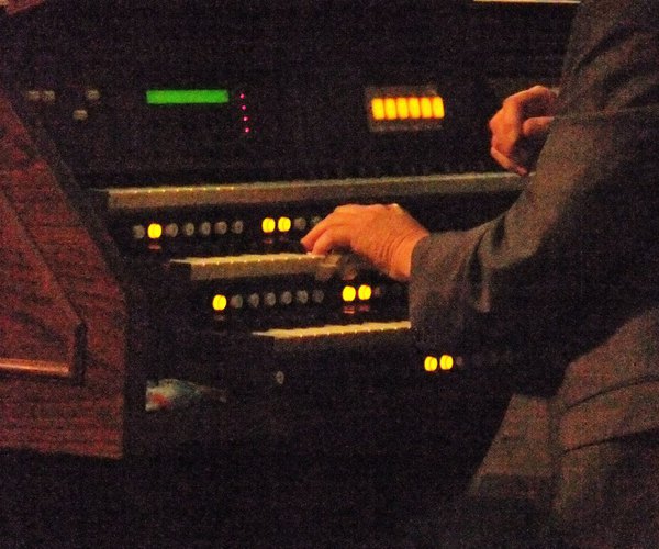 Le samedi 30 avril 2011, nous avons eu la chance d'écouter un récital d'orgue par M. Richard Jankoviak, dans l'église de Condé où se trouvait l'exposition des icônes