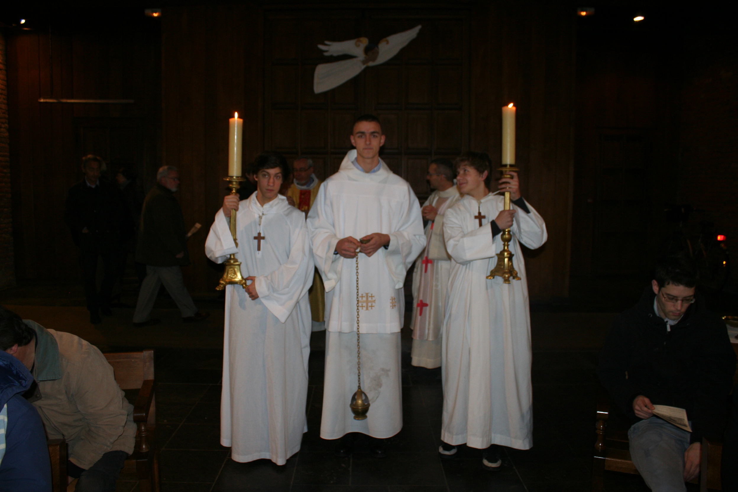 Les prêtres et enfants de choeur se préparent à l'entrée dans la célébration, tandis que les paroissiens affluaient dans l'église.