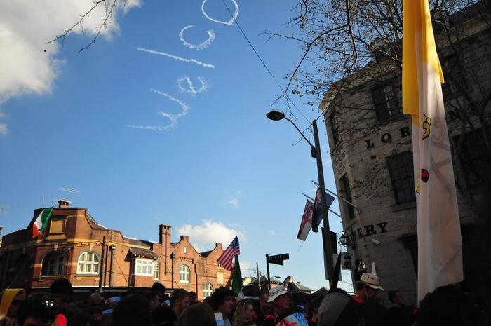 Un avion nous souhaite la bienvenue