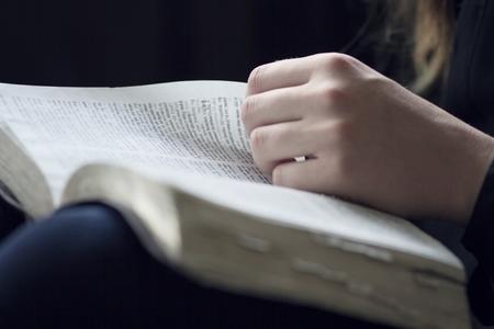 Bible ouverte Femme