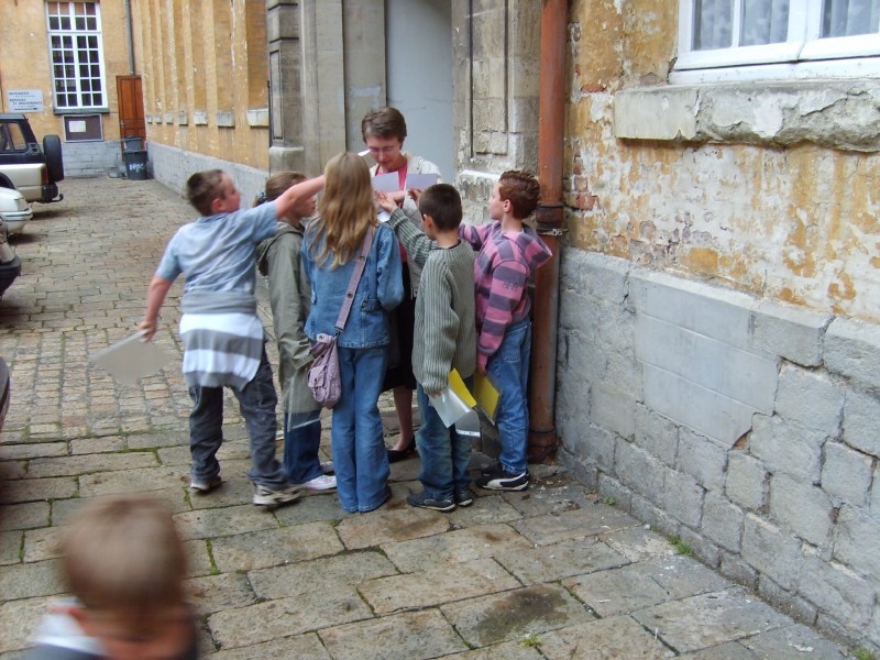 ...les parents participaient aussi à ce grand jeu mais il y a eu tellement de bonnes réponses qu'une maman aide aussi à distribuer les autocollants !