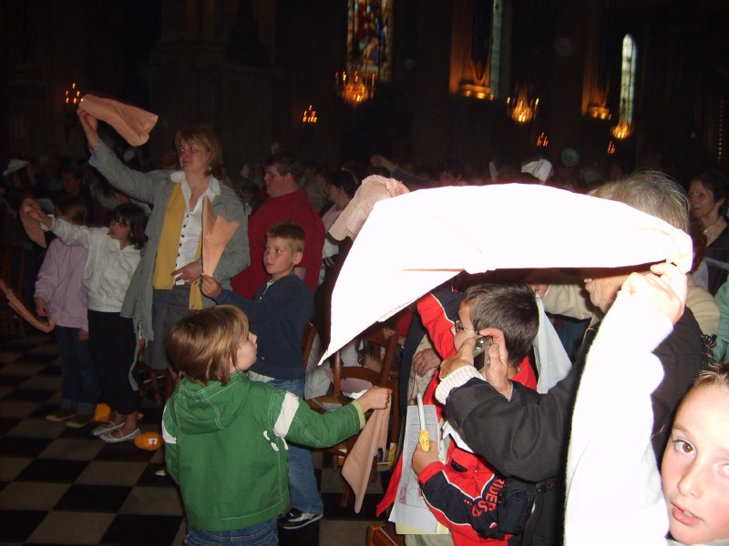 Le groupe et les autres paroissiens du doyenné se sont rassemblés à la cathédrale pour la célébration...