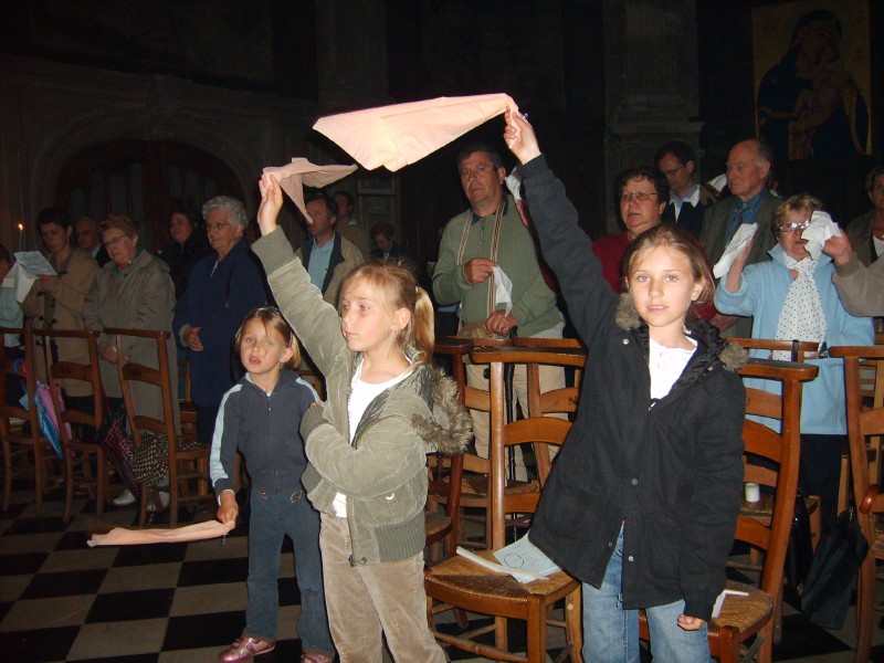 ... et les enfants ont exprimé leur joie à la fin de la messe en agitant leur mouchoir !