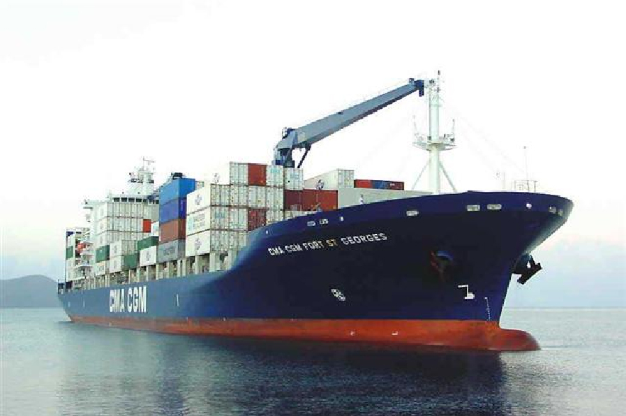 Les containers sur ce cargo, font sans cesse le tour du monde, transportant toutes sortes de marchandises.
Ils symbolisent la mondialisation des activités humaines avec tous les avantages mais aussi tous les problèmes pour le développement humain