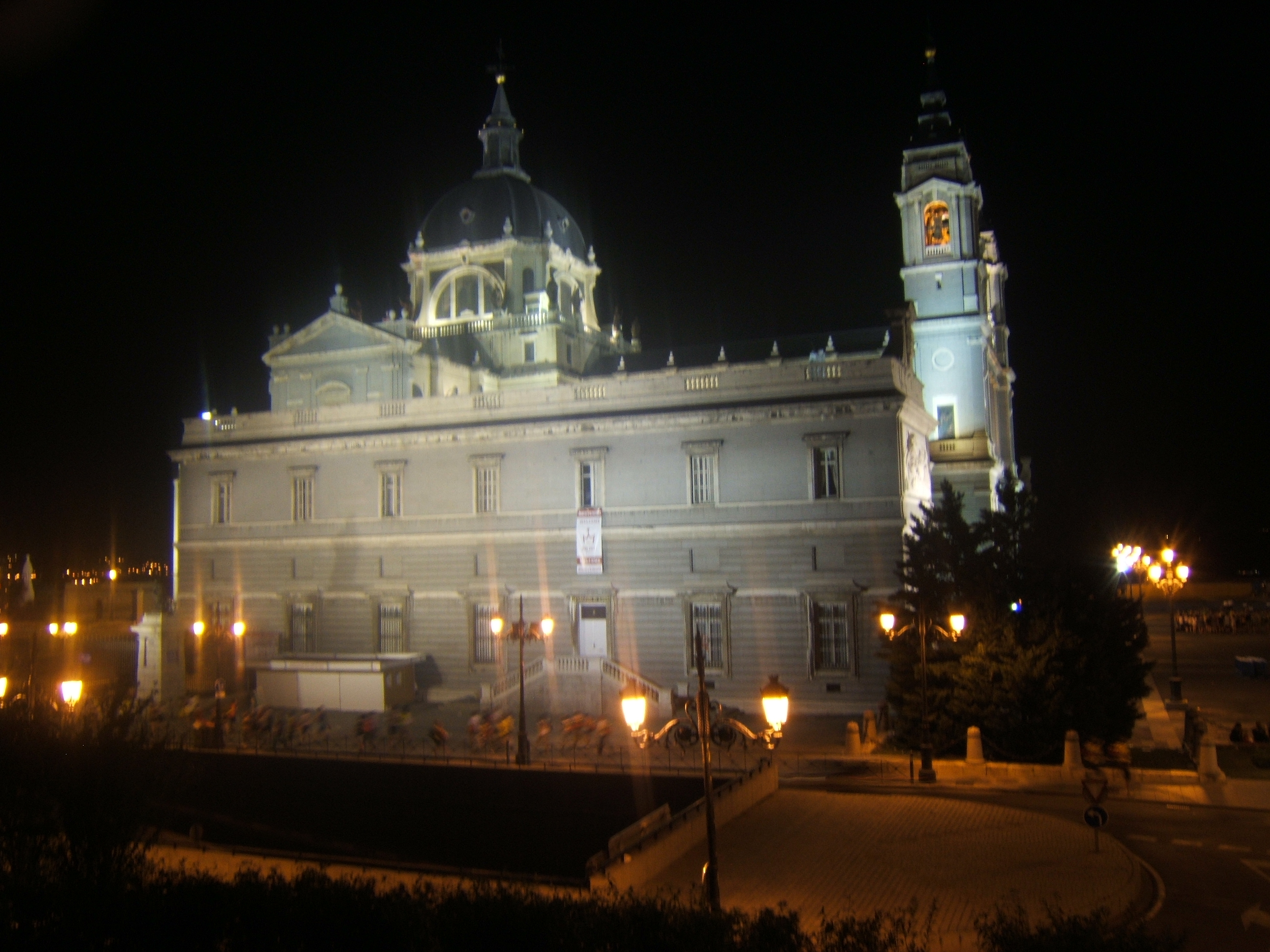 La cathédrale et l'archevêché de Madrid, de nuit