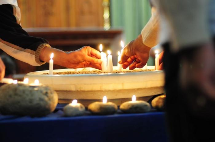 Chacun qui déposer une bougie
