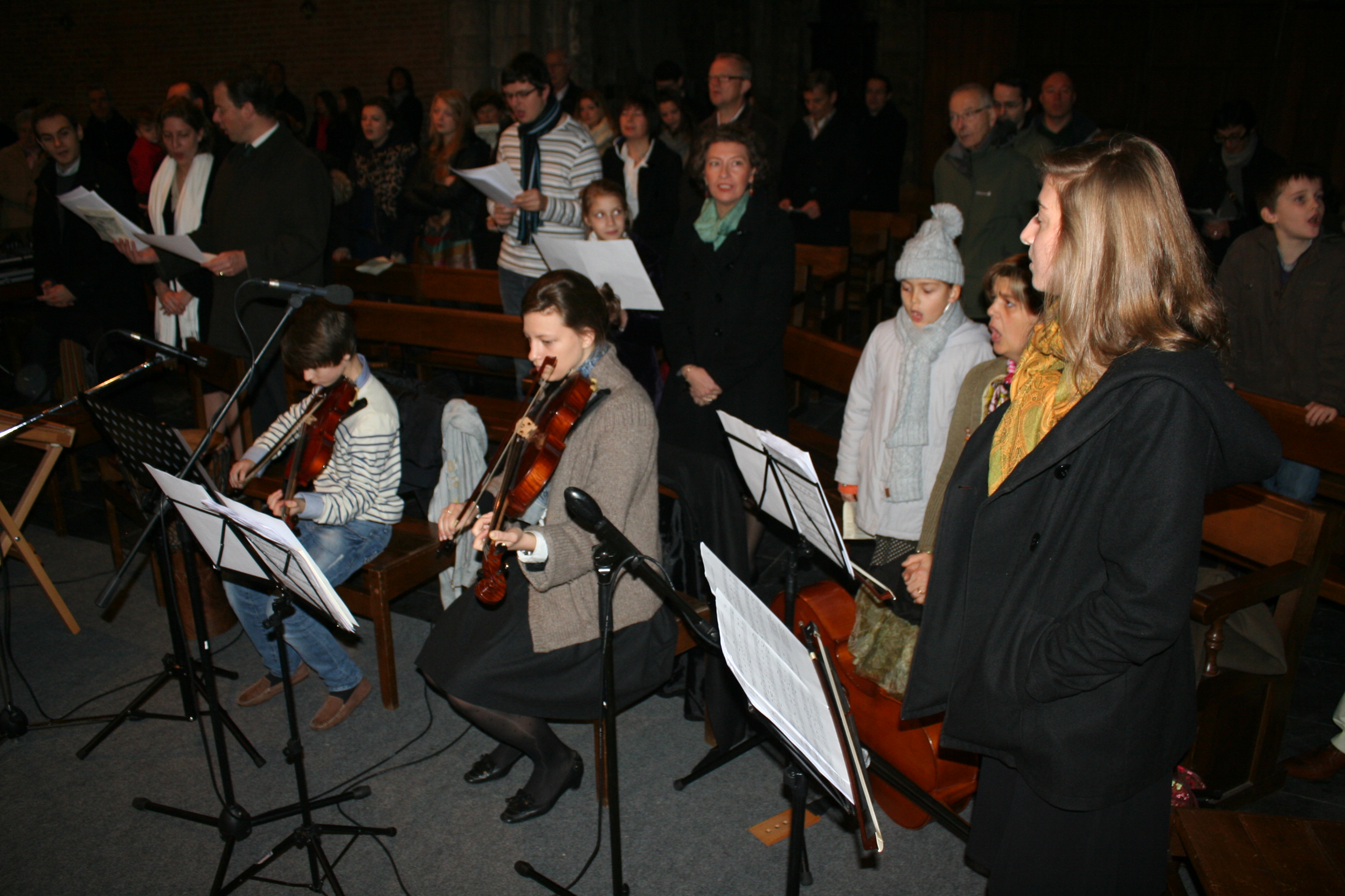 Les violonistes et la chorale.