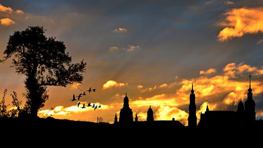 © cocoparisienne - pixabay city view, evening sky, silhouette