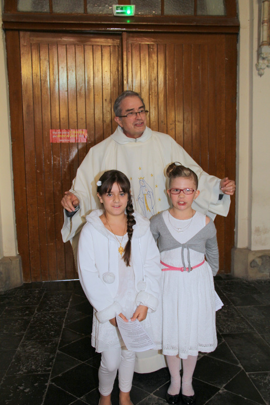 les communiantes a taisnieres avec le pretre