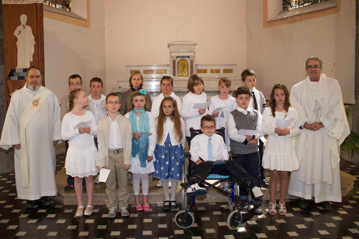 les communiants 2 avec le pretre et le diacre a ba