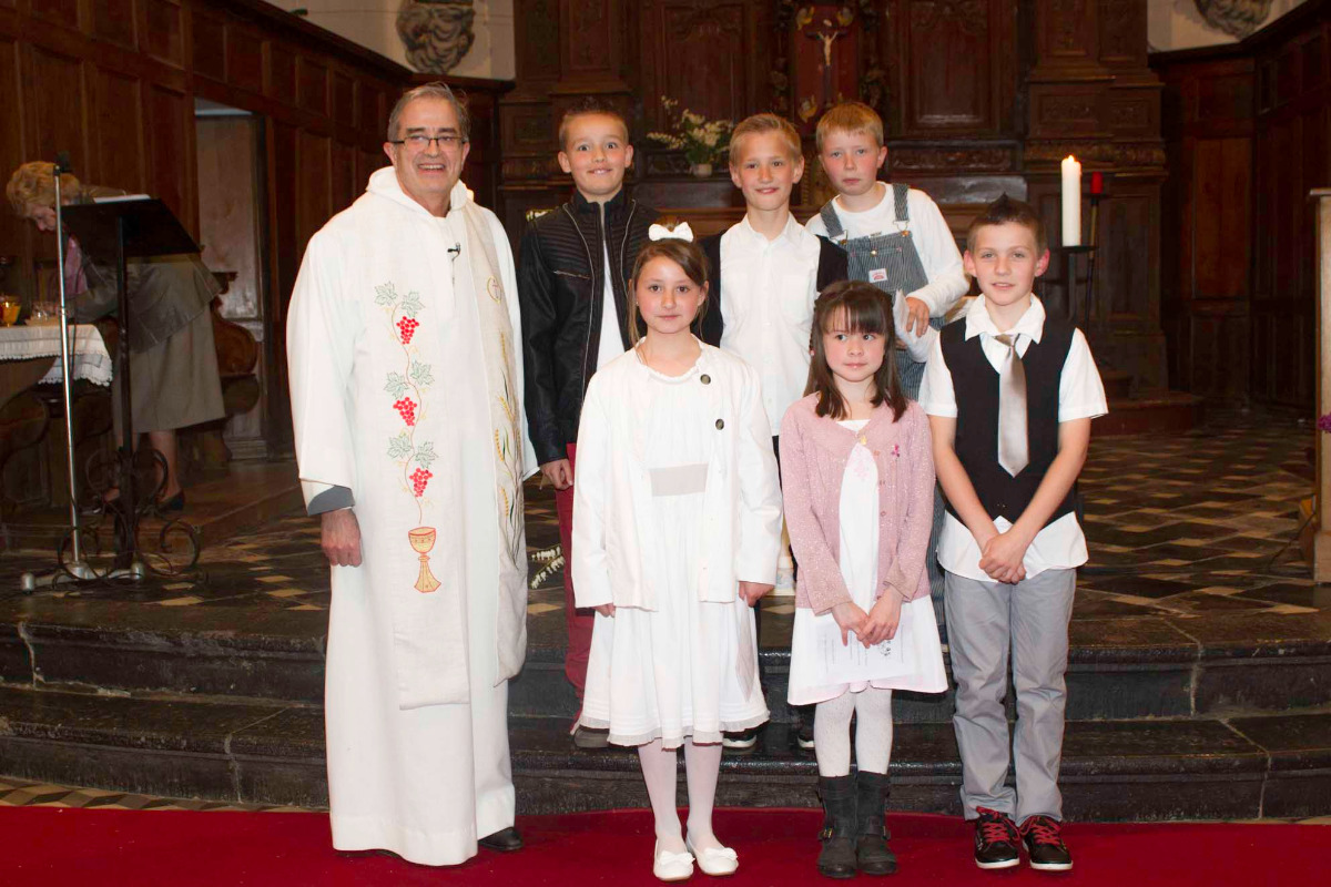 les comuniants a obies dans le coeur avec le pretr